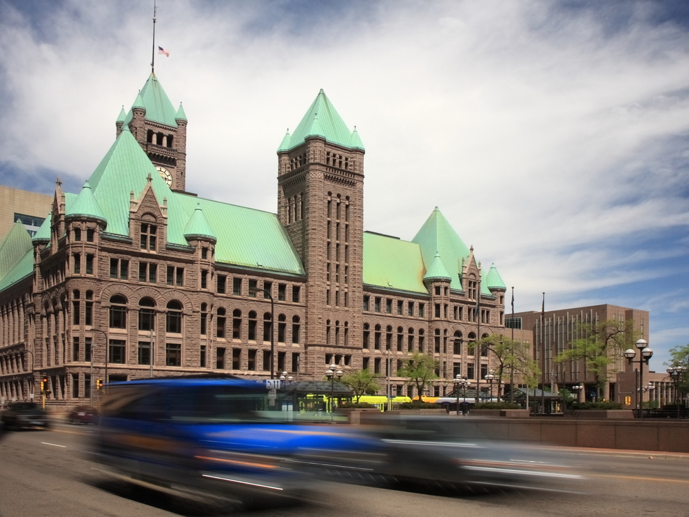 Minneapolis,City,Hall,And,Moving,Cars