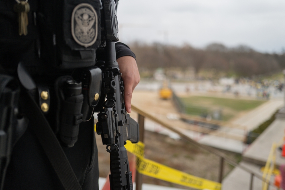 Police,Officer,Wearing,Uniform,With,Gun,In,The,Washington,Monument.