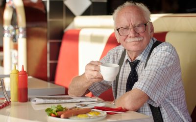 An Mom at McDonald’s Caught Her Toddler Sitting With a Lonely Senior and the Video Melted Hearts