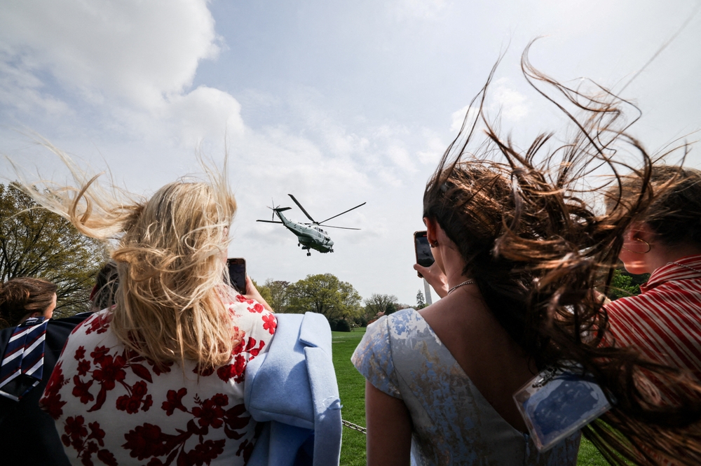 People,Use,Their,Phones,As,Marine,One,Lifts,Off,From