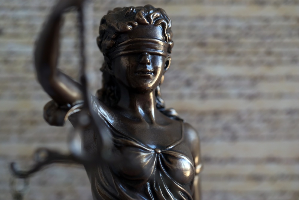 Lady,Justice,Bronze,Statue,With,Scales,On,Background,Of,Us